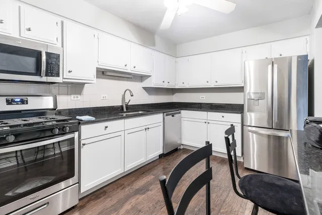 $2,000 | 10377 Dearlove Road, Unit 1A, Glenview, IL 60025