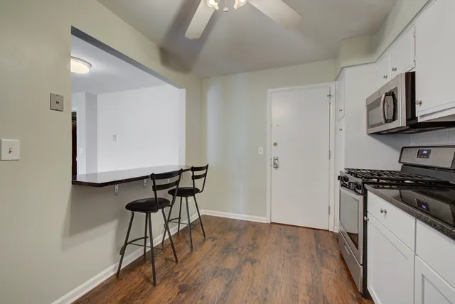 $2,000 | 10377 Dearlove Road, Unit 1A, Glenview, IL 60025