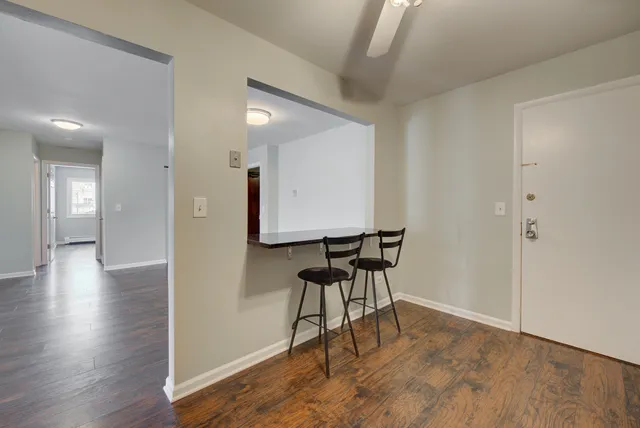 $2,000 | 10377 Dearlove Road, Unit 1A, Glenview, IL 60025