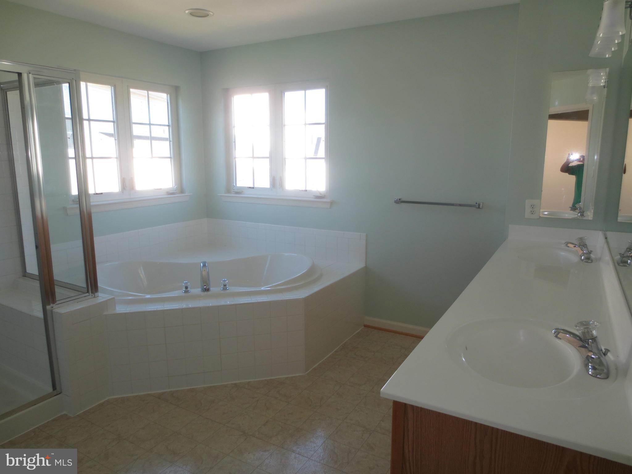 1805 Weybridge Road Frederick, MD 21702 - Photo 15 of 30 Bath (Master)