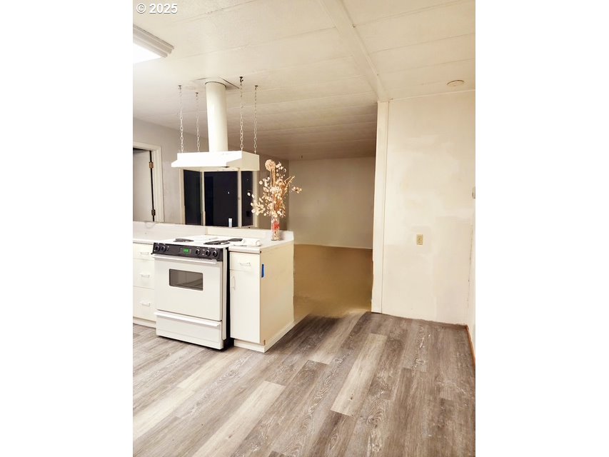 1199 North Terry Street, Unit 287 Eugene, OR 97402 - Photo 11 of 17 a utility room with washer and dryer