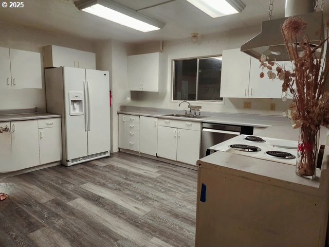 1199 North Terry Street, Unit 287 Eugene, OR 97402 - Photo 13 of 17 a kitchen with a sink stove and refrigerator
