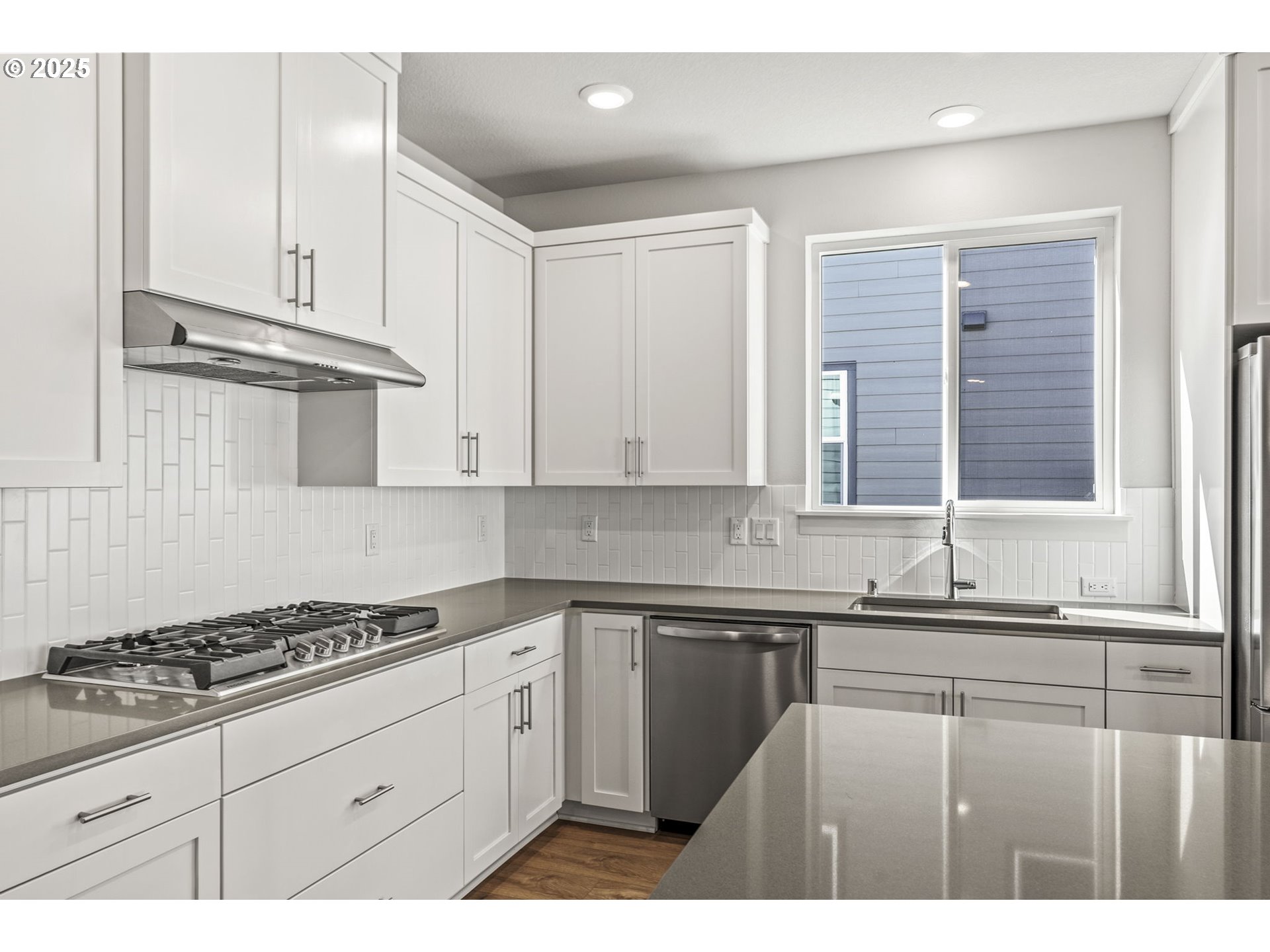 2822 South 9th Avenue Ridgefield, WA 98642 - Photo 21 of 27 a kitchen with granite countertop a sink a stove and cabinets