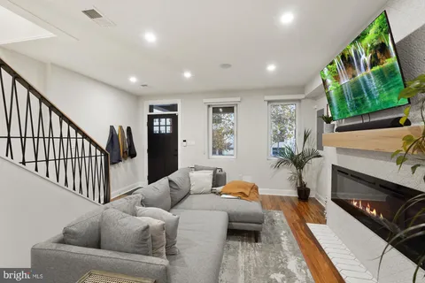 $3,300 | 331 W Street Northeast, Washington, DC 20002