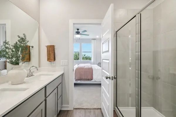 a en suite bathroom with a double vanity sink and mirror