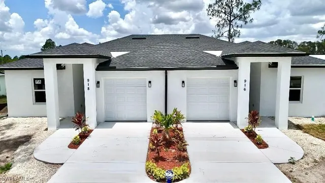 a view of entryway with a outdoor space