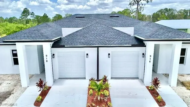 a view of backyard of the house