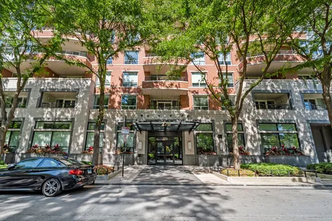 $1,810,000 | 270 East Pearson Street, Unit 101, Chicago, IL 60611