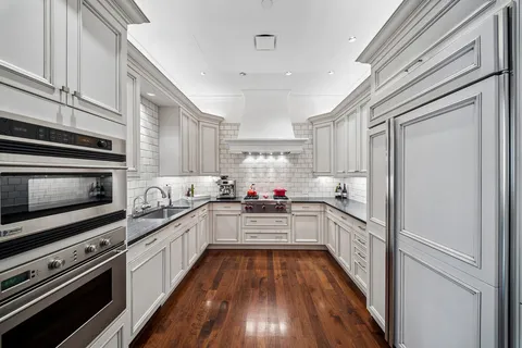 $1,810,000 | 270 East Pearson Street, Unit 101, Chicago, IL 60611