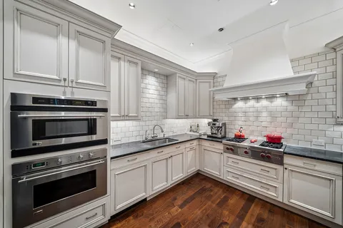 $1,810,000 | 270 East Pearson Street, Unit 101, Chicago, IL 60611