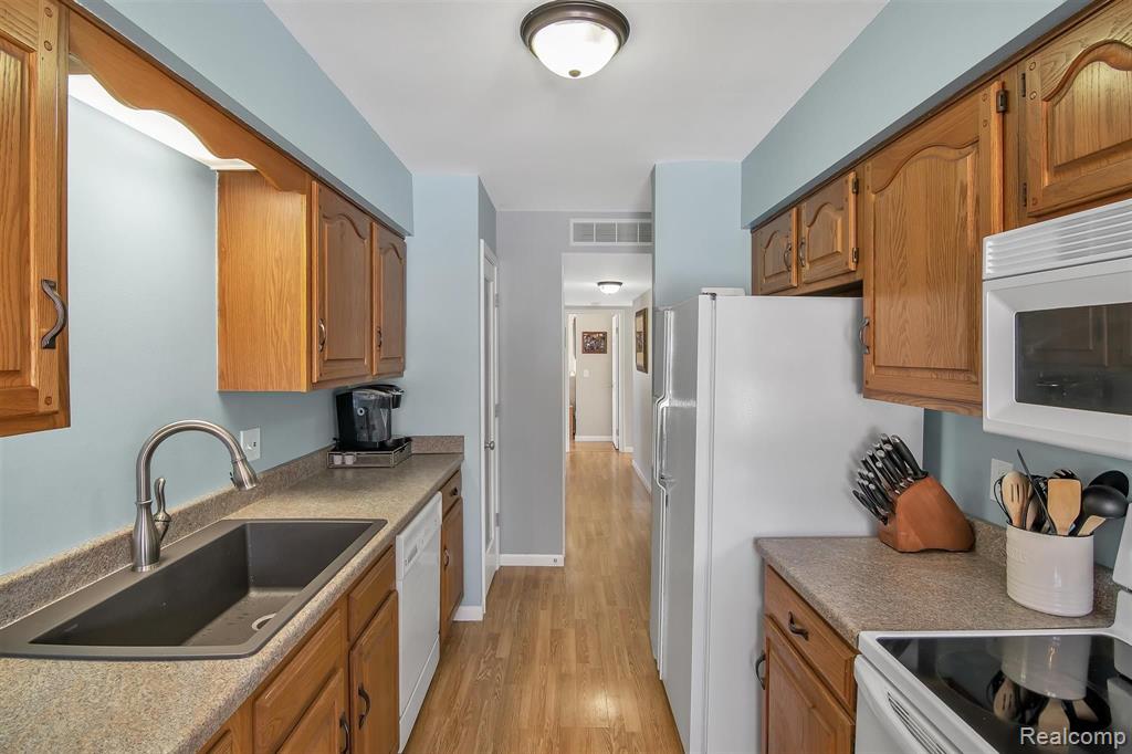 3677 Dearborn Avenue Rochester Hills, MI 48309 - Photo 12 of 28