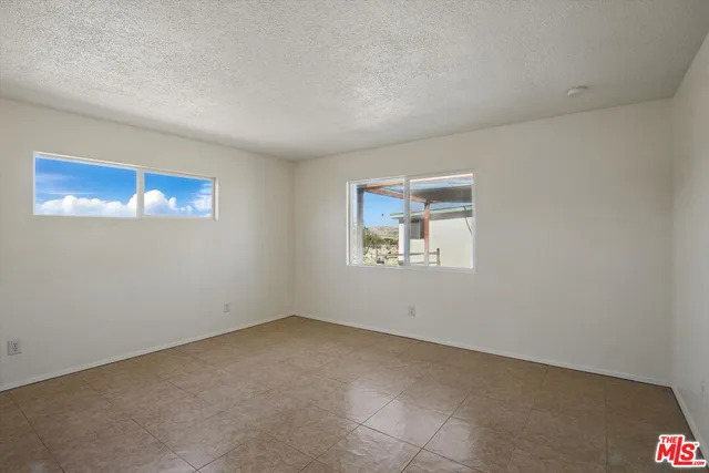 a view of empty room with window