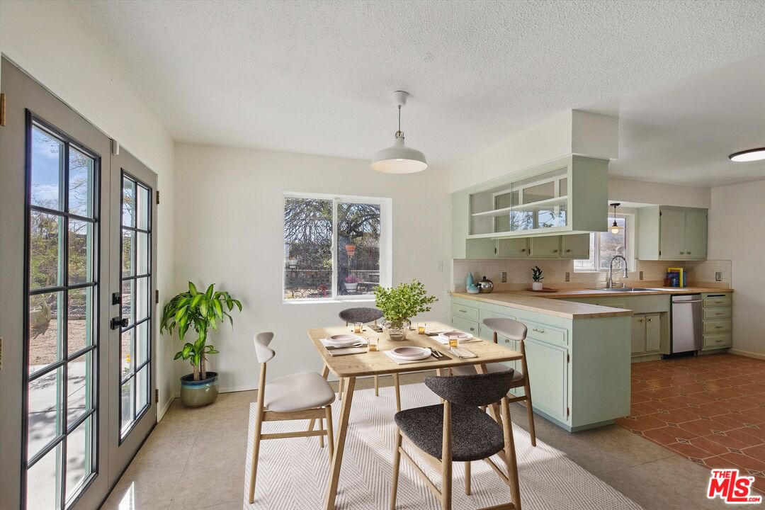 6391 Ruth Drive Yucca Valley, CA 92284 - Photo 4 of 56 a kitchen with a table and chairs in it