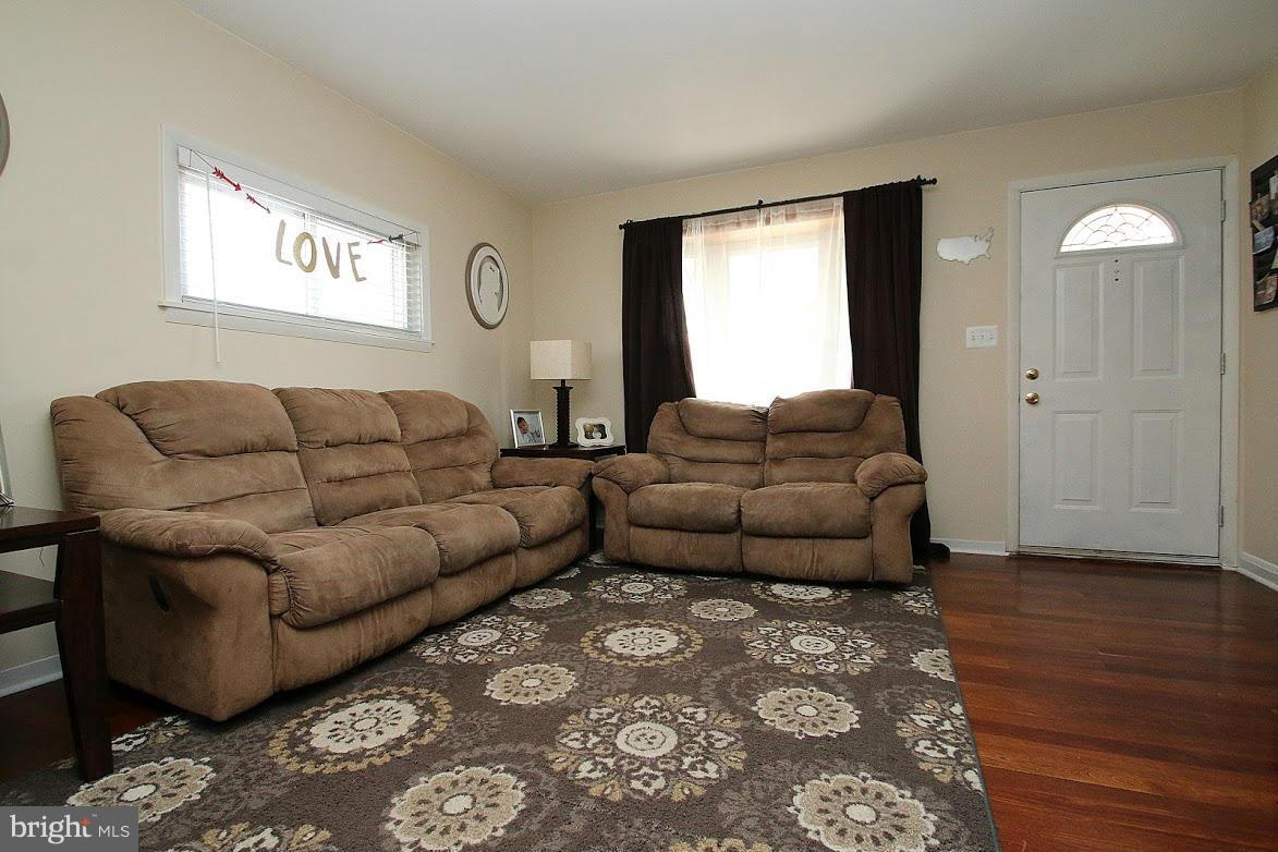 7856 Charlesmont Road Baltimore, MD 21222 - Photo 8 of 30 Living Room