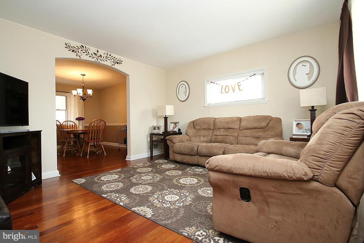 7856 Charlesmont Road Baltimore, MD 21222 - Photo 10 of 30 Living Room