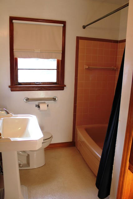 5947 Merriman Road Roanoke, VA 24018 - Photo 10 of 17 Full Bath