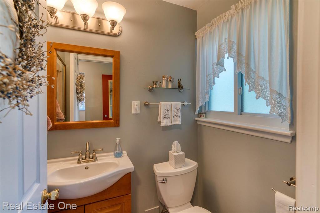 23374 Tuck Road Farmington Hills, MI 48336 - Photo 5 of 26