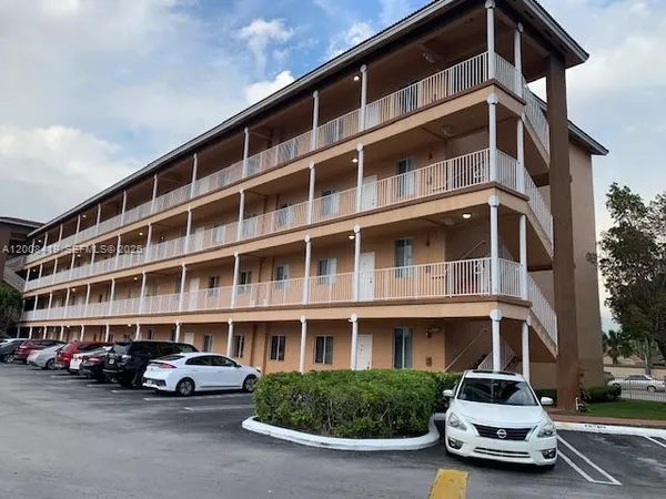 $2,595 | 17350 Northwest 67th Avenue, Unit 201, Hialeah, FL 33015