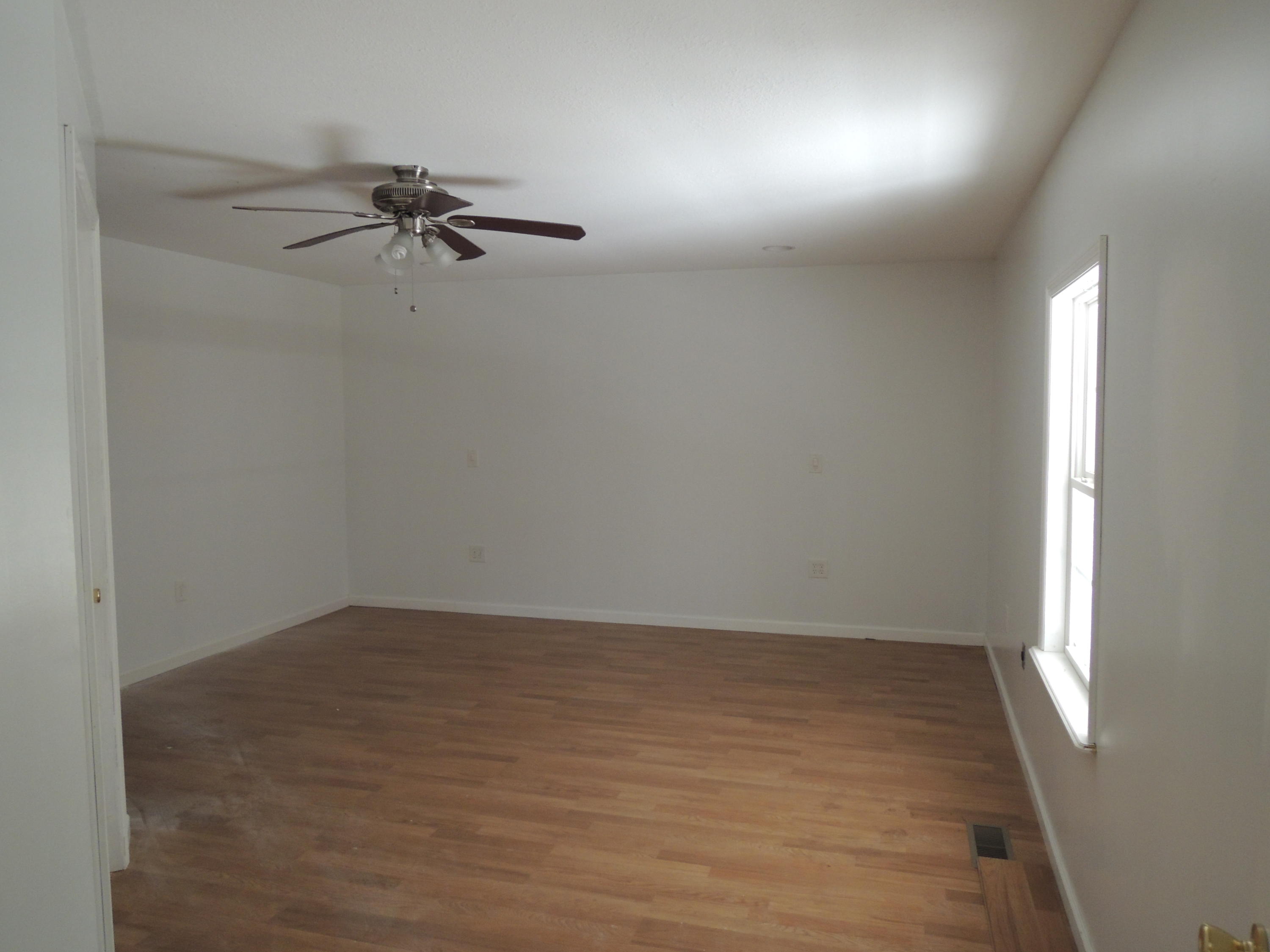 184 Perry Road Road Wartburg, TN 37887 - Photo 4 of 9 020