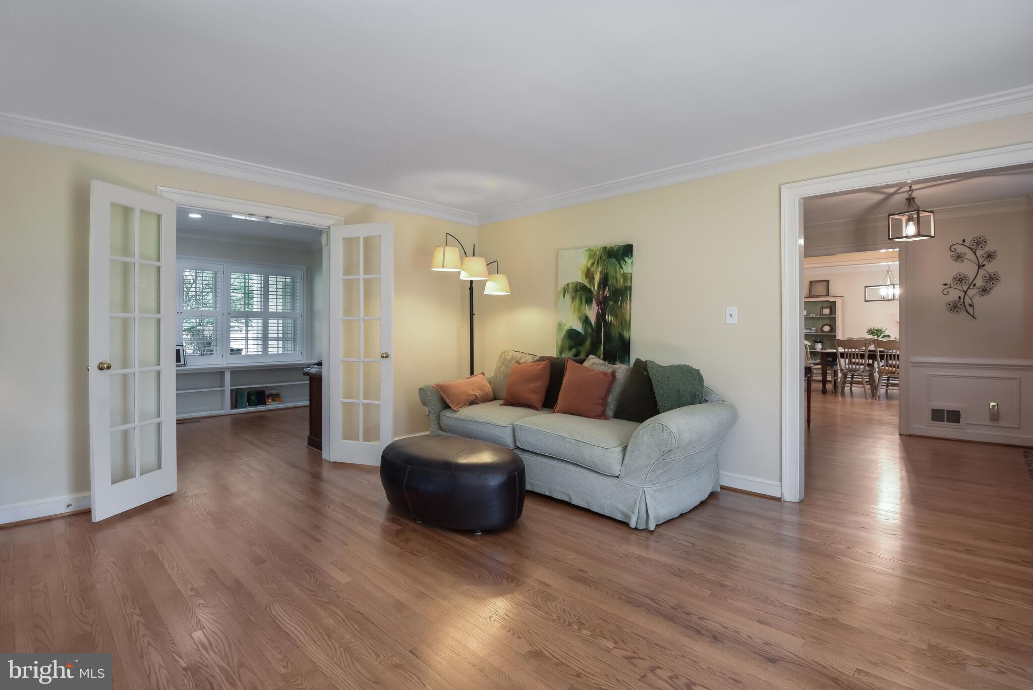 10601 Gainsborough Road Potomac, MD 20854 - Photo 11 of 55 a living room with furniture and wooden floor