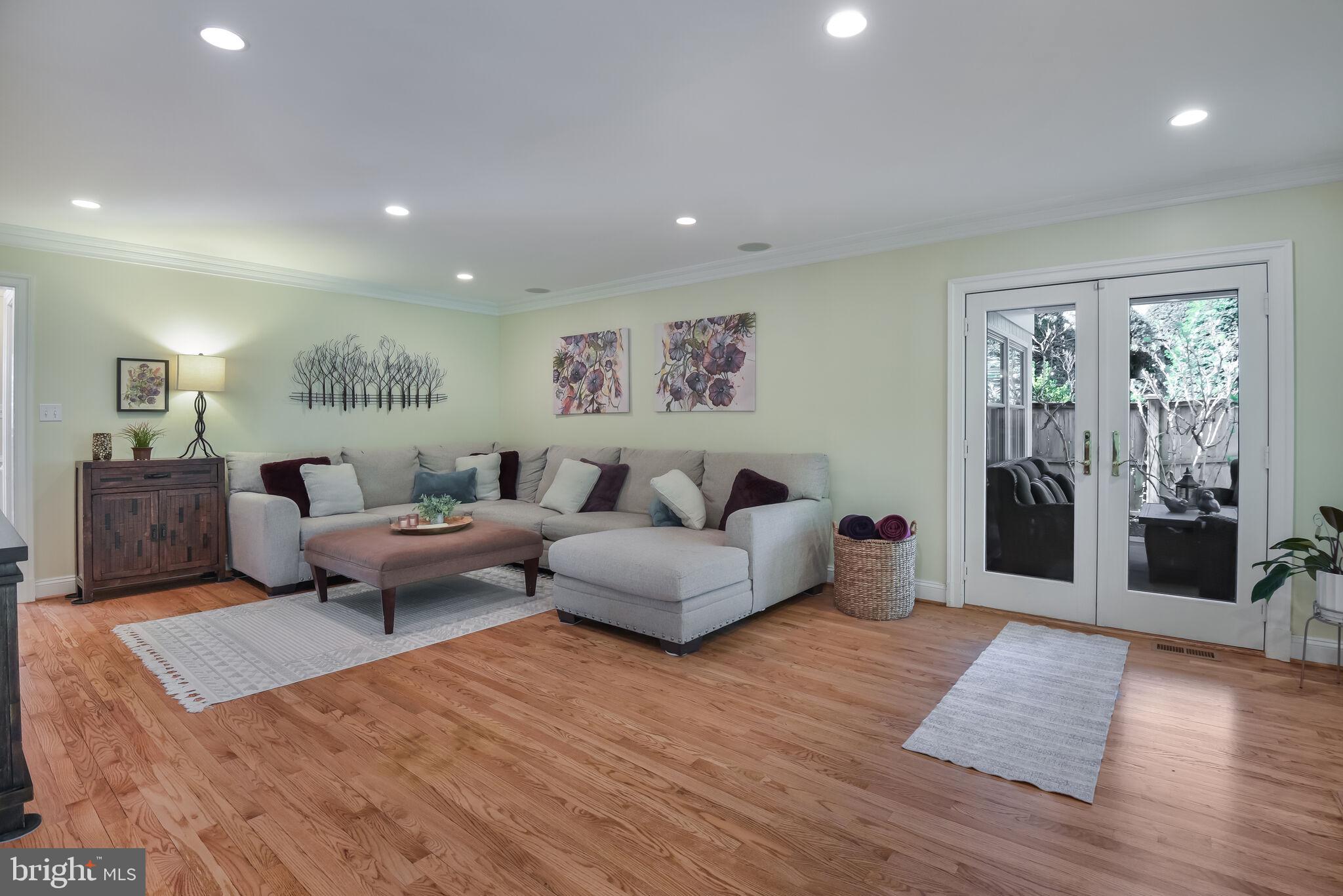 10601 Gainsborough Road Potomac, MD 20854 - Photo 24 of 55 a living room with furniture and wooden floor