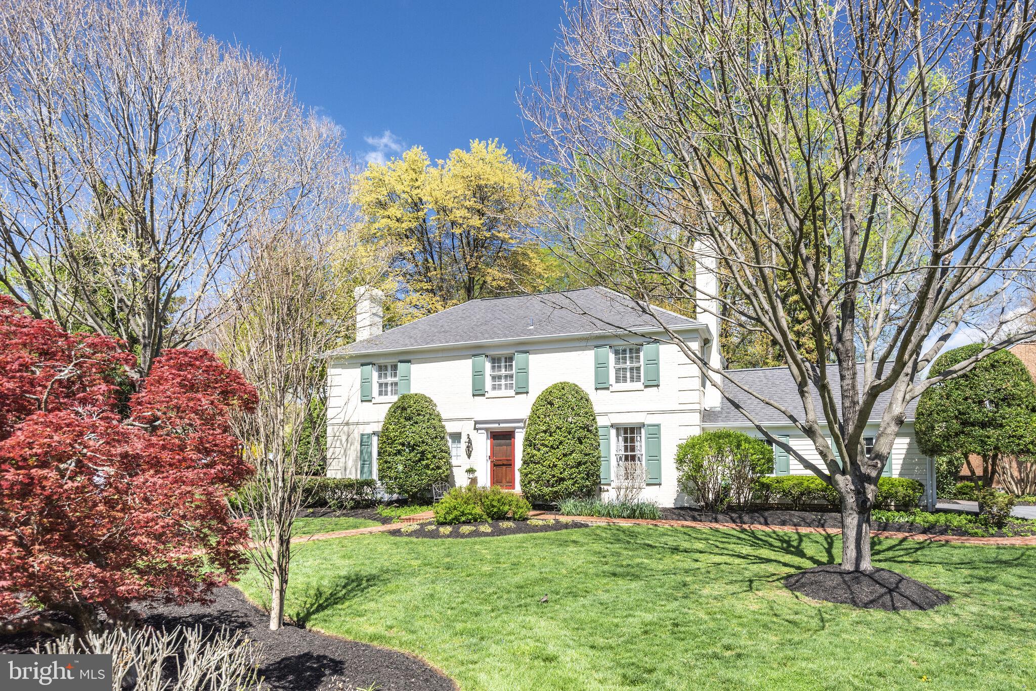 10601 Gainsborough Road Potomac, MD 20854 - Photo 4 of 55 a front view of a house with a garden