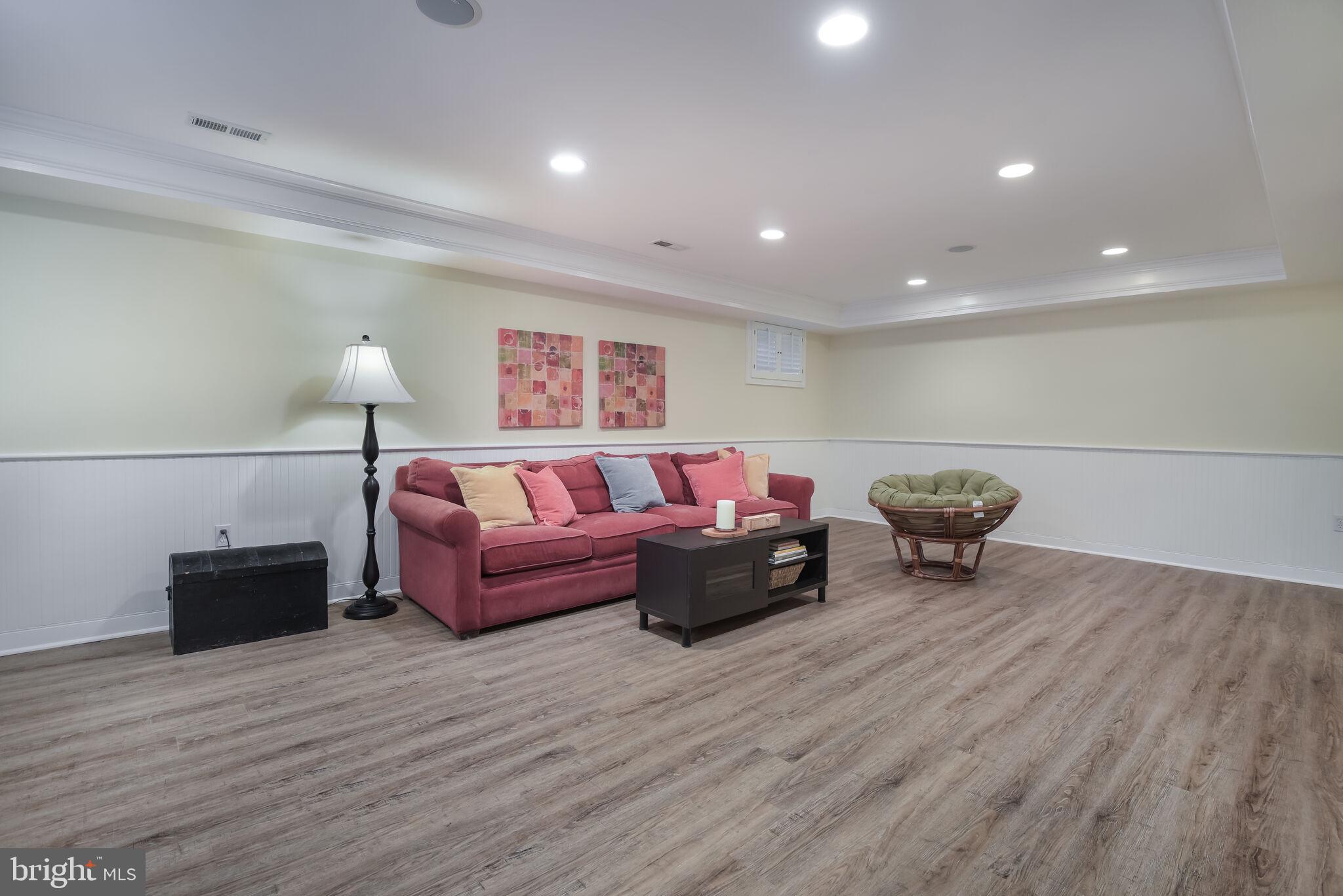 10601 Gainsborough Road Potomac, MD 20854 - Photo 41 of 55 a living room with furniture and a table