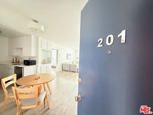 $2,495 | 5805 West 8th Street, Unit 201, Los Angeles, CA 90036