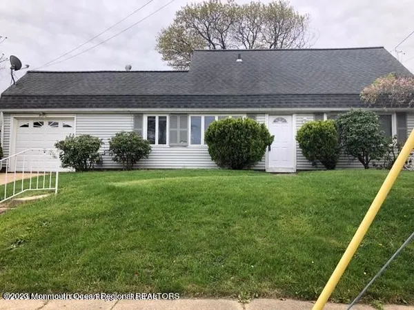 a view of house with front yard