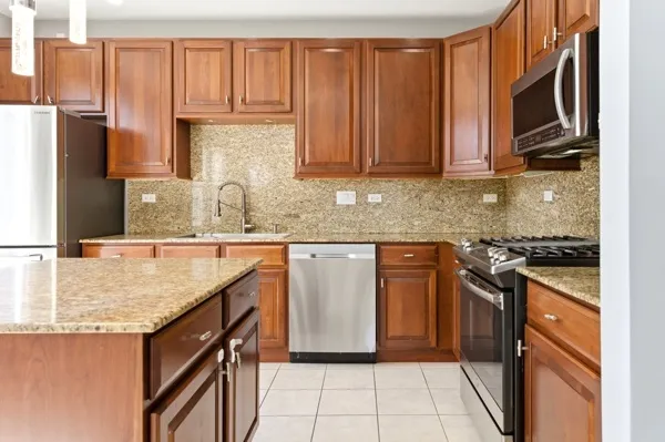 $440,000 | 200 Tanglewood Drive, Glen Ellyn, IL 60137