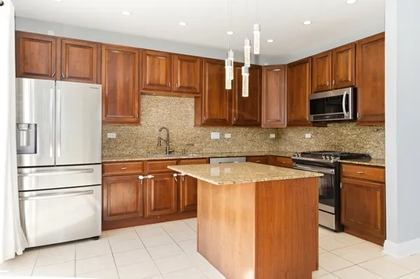 $440,000 | 200 Tanglewood Drive, Glen Ellyn, IL 60137
