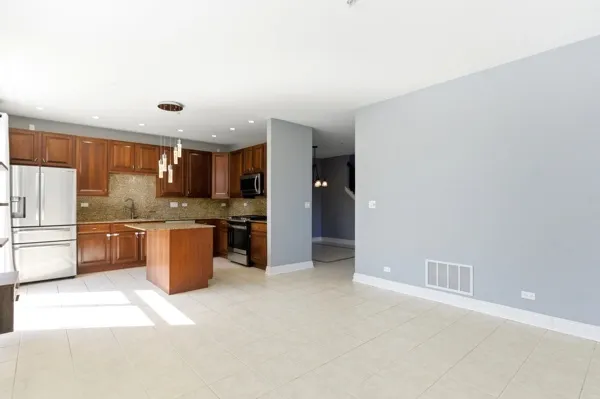 $440,000 | 200 Tanglewood Drive, Glen Ellyn, IL 60137