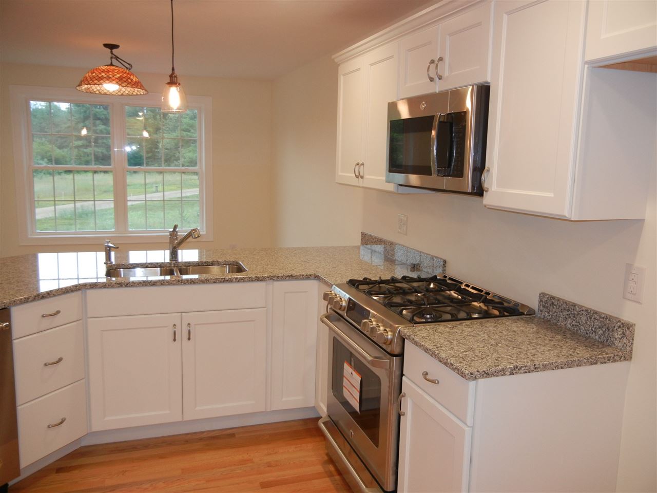 5 Clubhouse Way, Unit 4 Amherst, NH 03031 - Photo 3 of 23 Gallery Image 3