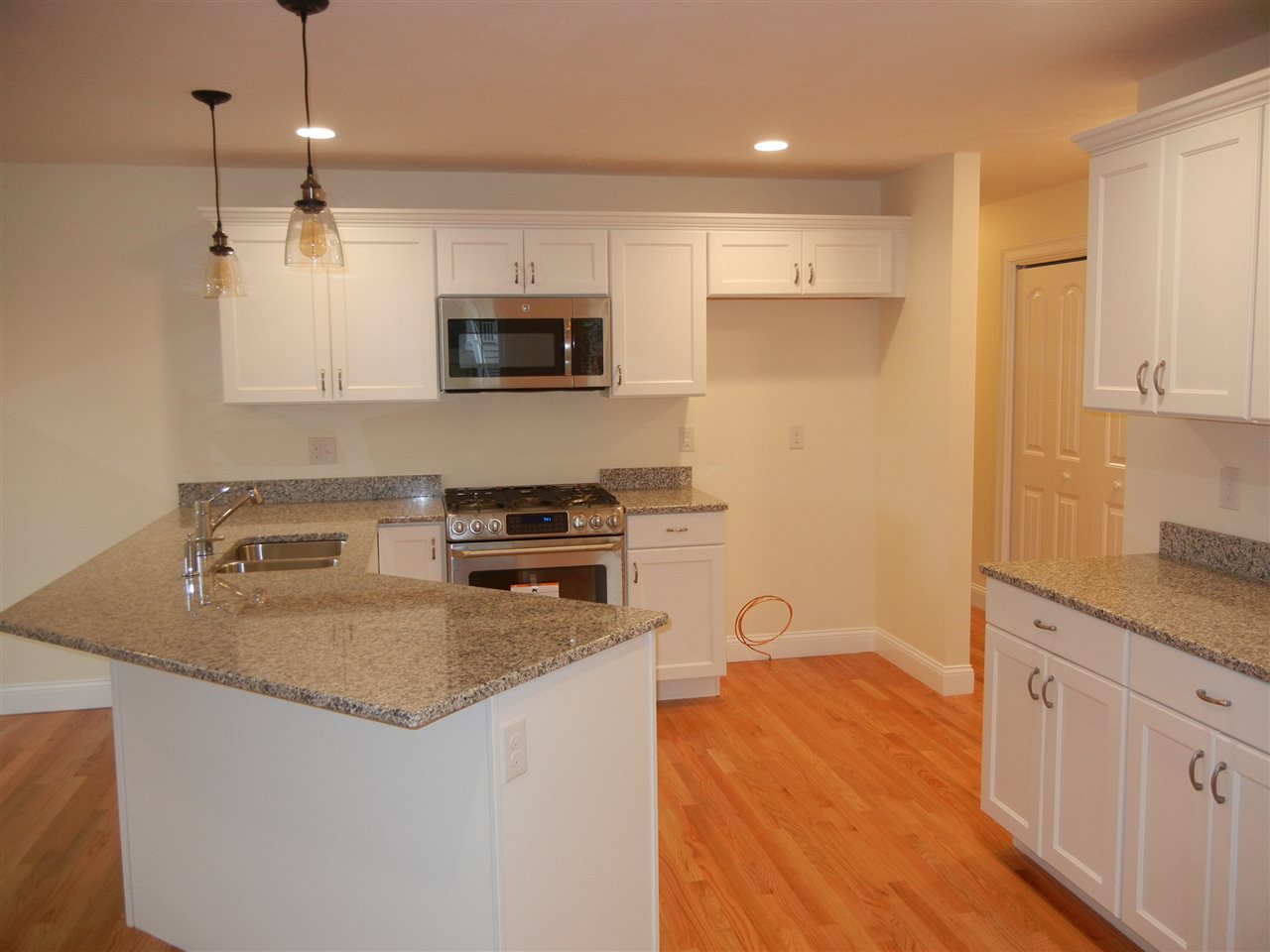 5 Clubhouse Way, Unit 4 Amherst, NH 03031 - Photo 4 of 23 Gallery Image 4
