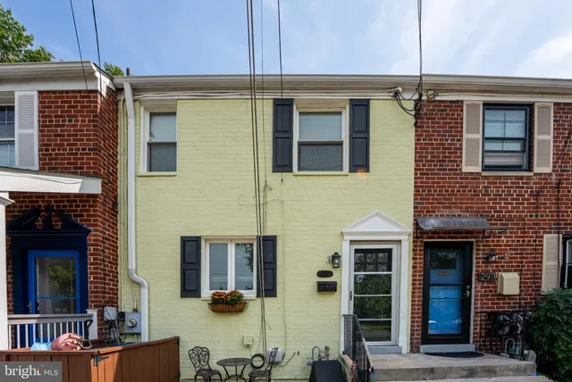 $3,325 | 2913 Mosby Street, Alexandria, VA 22305
