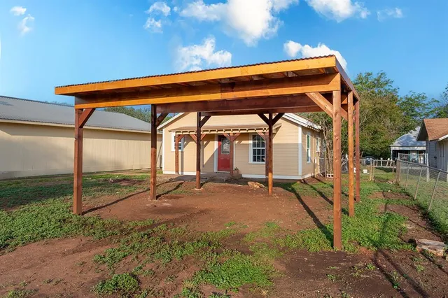 a view of a house with a backyard