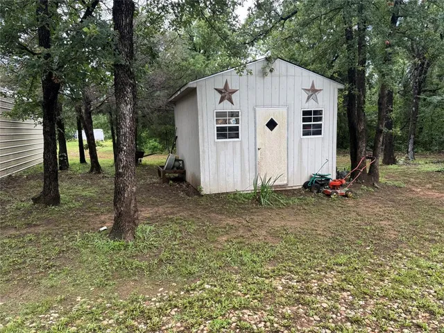 a view of a backyard with pathway