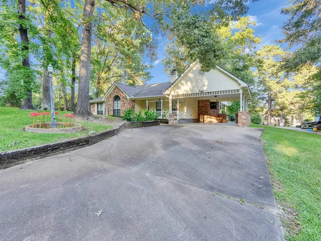 $549,900 | 185 Lake Drive, Onalaska, TX 77360