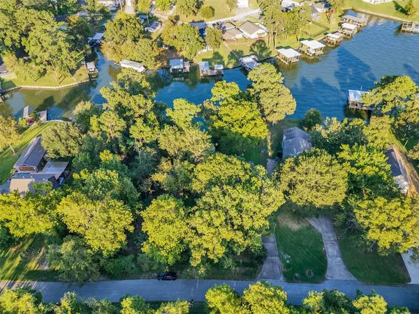 $425,000 | 185 Lake Drive, Onalaska, TX 77360