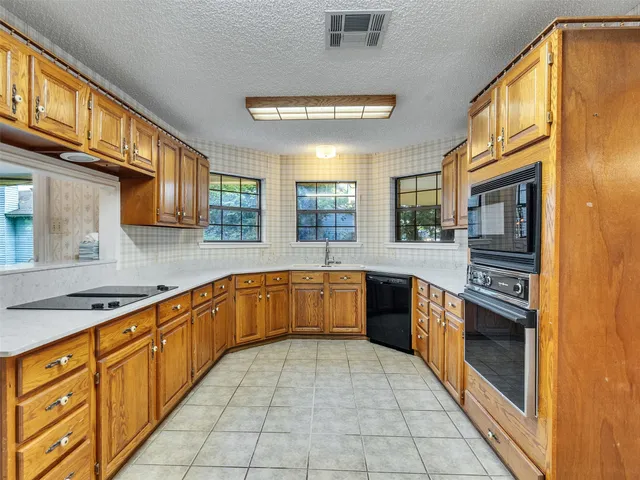 $549,900 | 185 Lake Drive, Onalaska, TX 77360