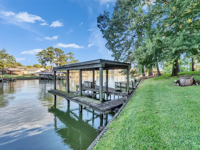 $549,900 | 185 Lake Drive, Onalaska, TX 77360