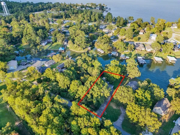 $425,000 | 185 Lake Drive, Onalaska, TX 77360