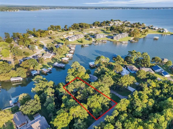 $425,000 | 185 Lake Drive, Onalaska, TX 77360