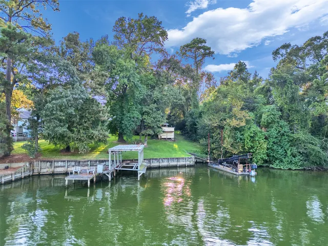 $549,900 | 185 Lake Drive, Onalaska, TX 77360