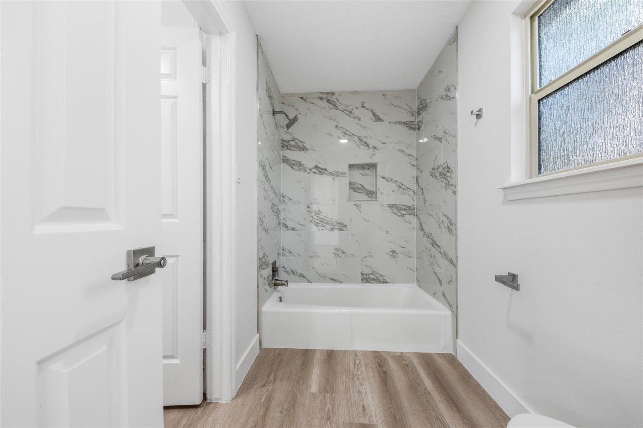 9543 Enstone Circle Spring, TX 77379 - Photo 24 of 36 Bathroom 2