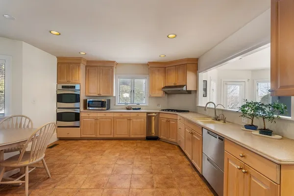 $2,285,000 | 10 Redstone Lane, Marblehead, MA 01945