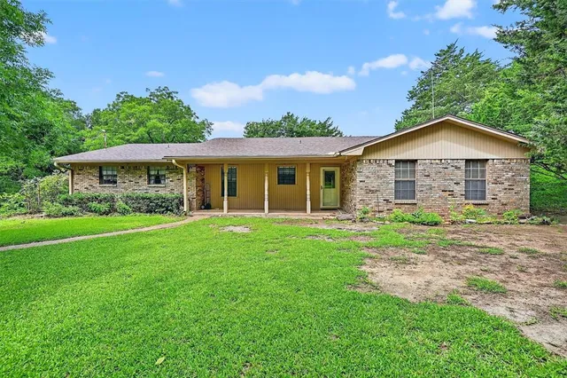 a view of a house with a yard