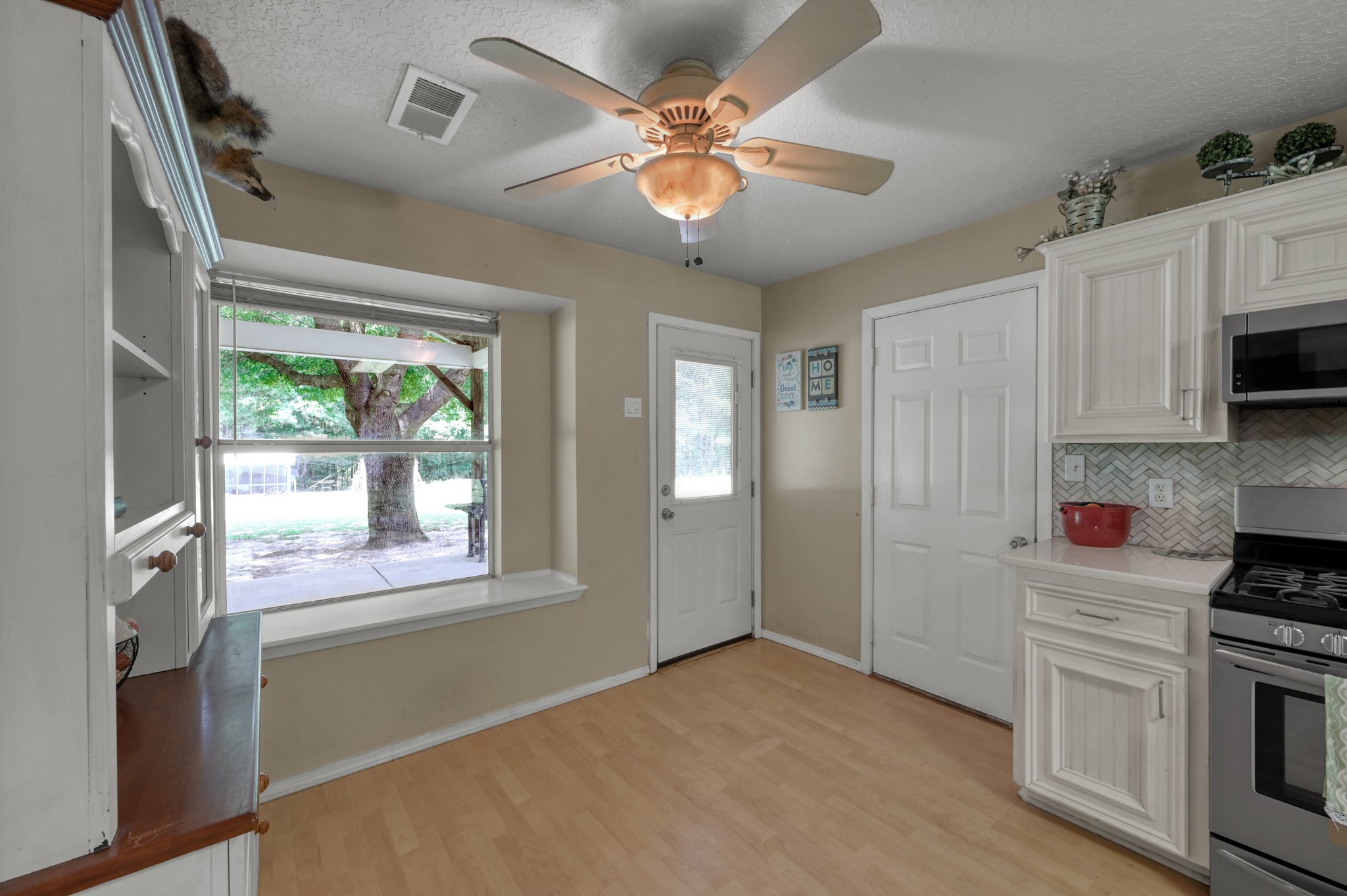 14909 Pine Tree Road Montgomery, TX 77356 - Photo 14 of 49 Eat in area if you have a small table and chairs, door to left of stove leads into attached garage
