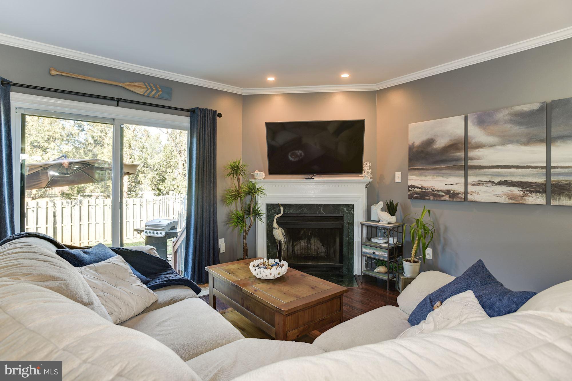 4 Victoria Square Frederick, MD 21702 - Photo 2 of 37 Living Room