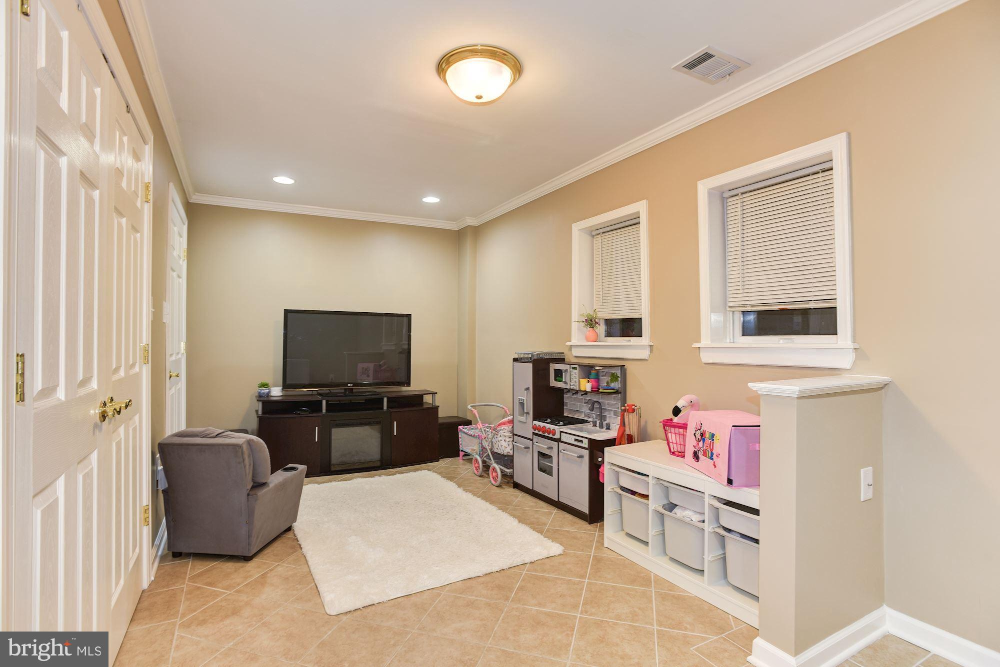 4 Victoria Square Frederick, MD 21702 - Photo 22 of 37 Family Room